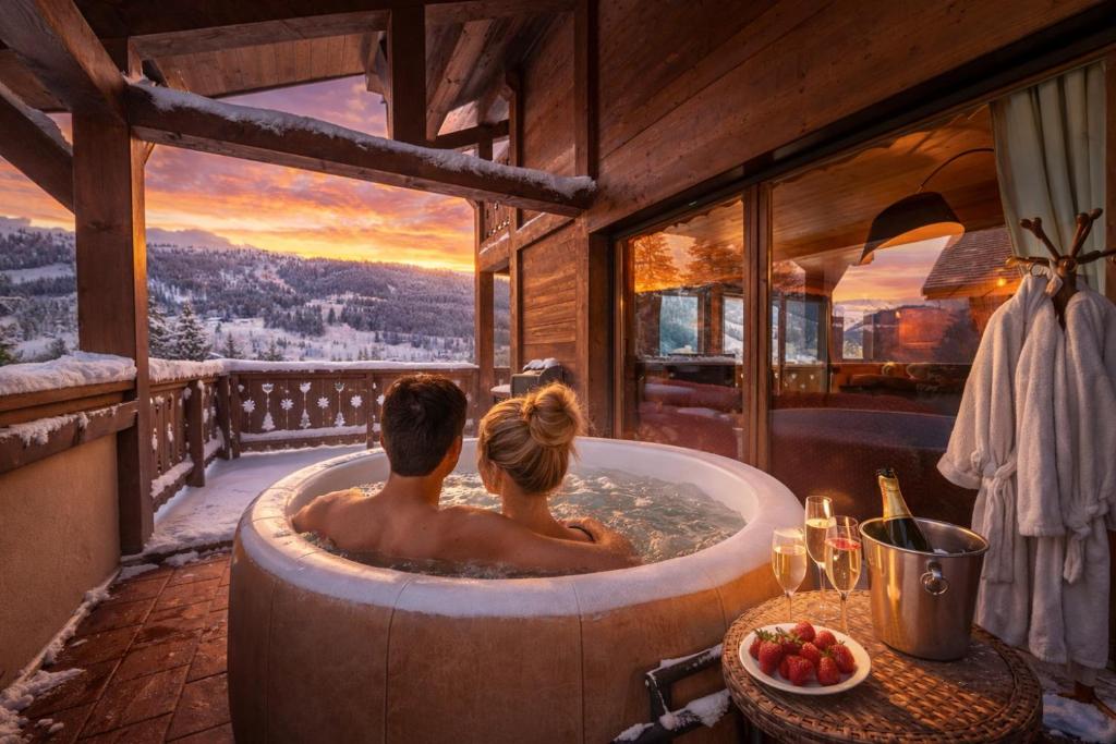 chalet Amitie familial de luxe avec JACUZZI, à 150 m des pistes de ski de la Turche, Parking privé, WIFI fibre, cheminée avec bois, - Housity