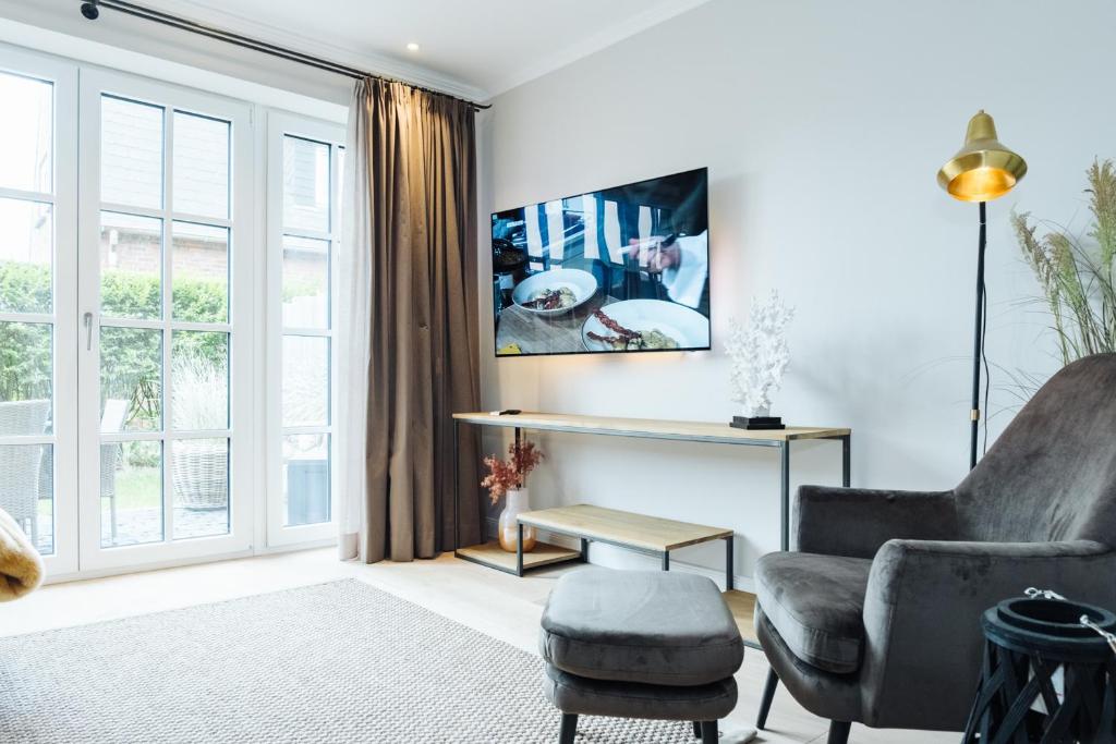 a living room with a chair and a table at Stadtrose in Westerland