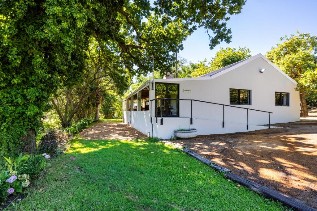 a white house with a yard at Florie se Huis in Paarl