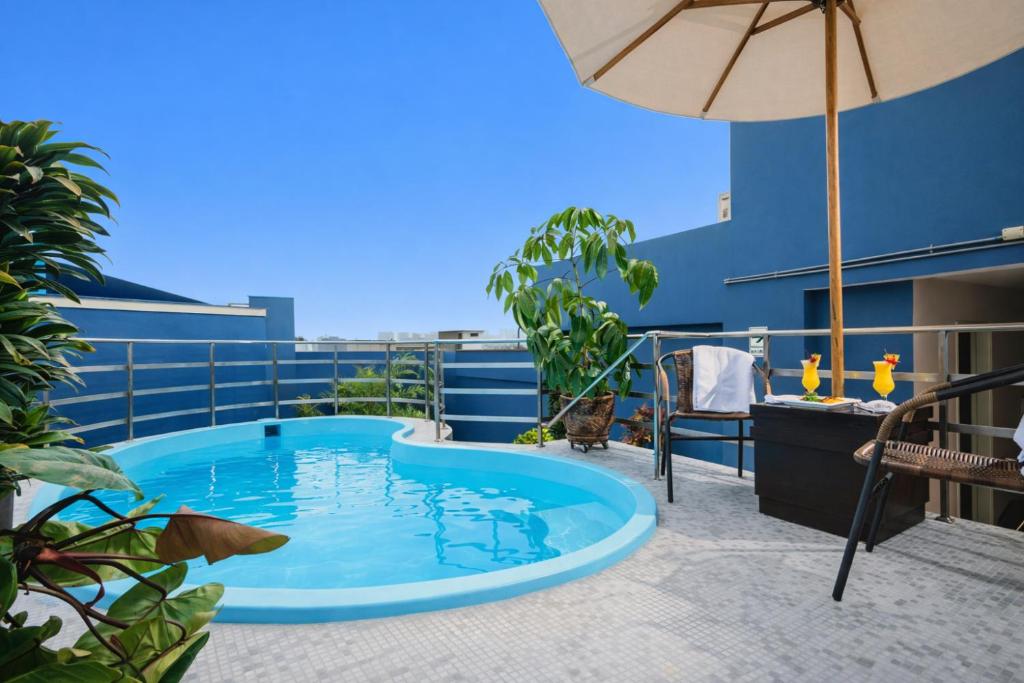 a hot tub on a balcony with an umbrella at Nobility Grand Hotel in Lima