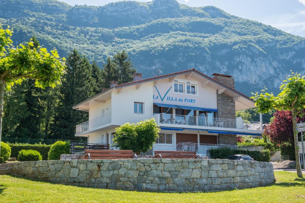 a house with a mountain in the background at La villa Du Port in Veyrier-du-Lac