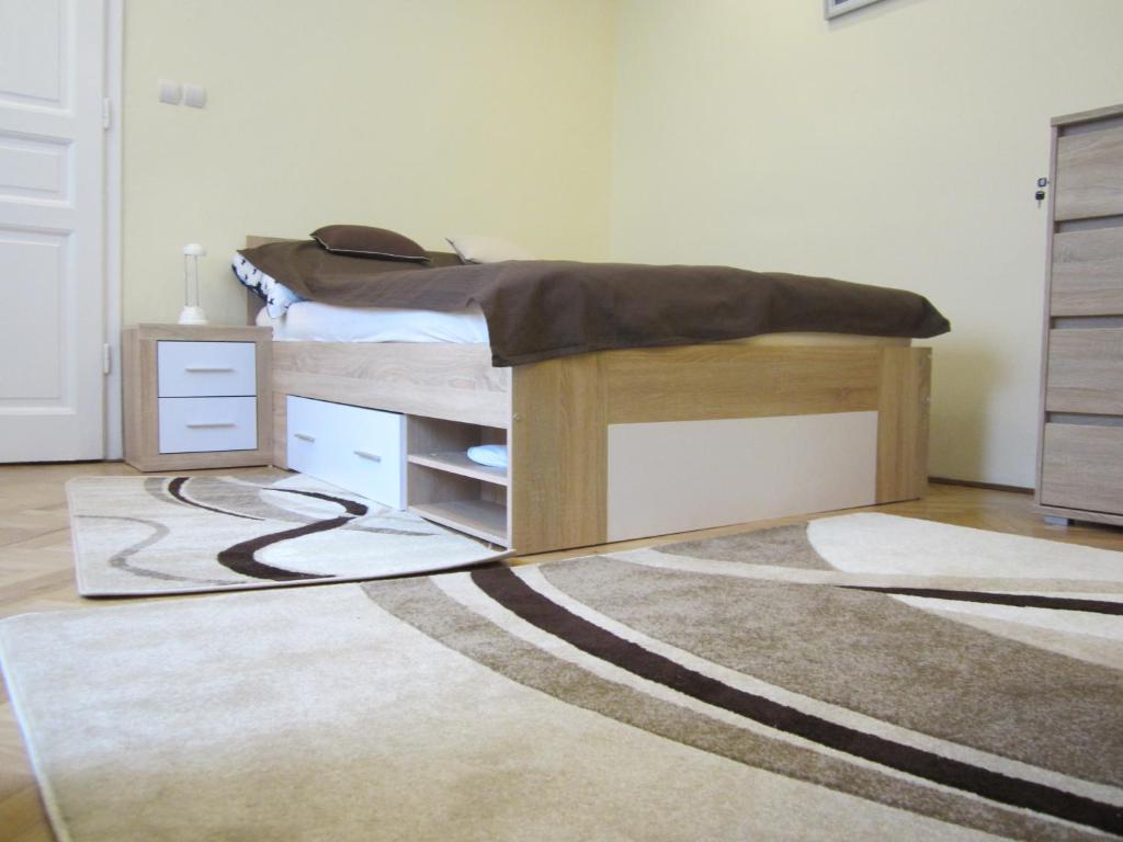 A bed or beds in a room at Dudi Apartman