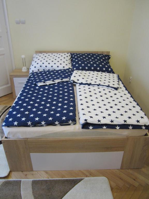 A bed or beds in a room at Dudi Apartman