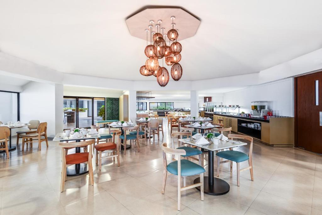 Un restaurante o sitio para comer en Sunvivia by Fiesta Americana Mazatlán
