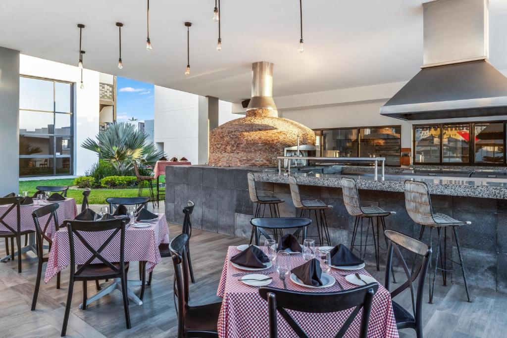 Un restaurante o sitio para comer en Sunvivia by Fiesta Americana Mazatlán