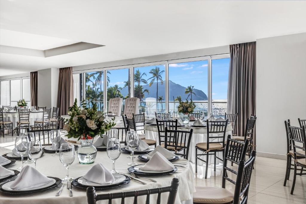 Un restaurante o sitio para comer en Sunvivia by Fiesta Americana Mazatlán