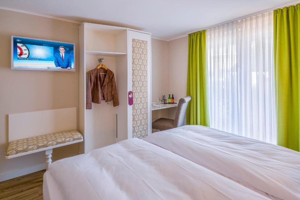 Postel nebo postele na pokoji v ubytování Hotel Krone
