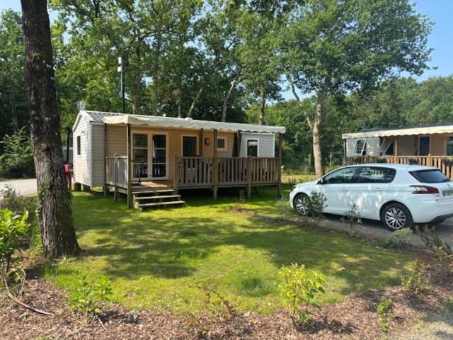 a car parked in front of a tiny house at Le Cocon Landais in Capbreton