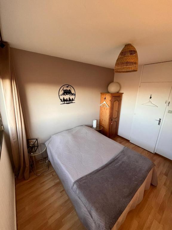a bedroom with a bed in a room at Chambre vue parc chez l'habitant in Annecy