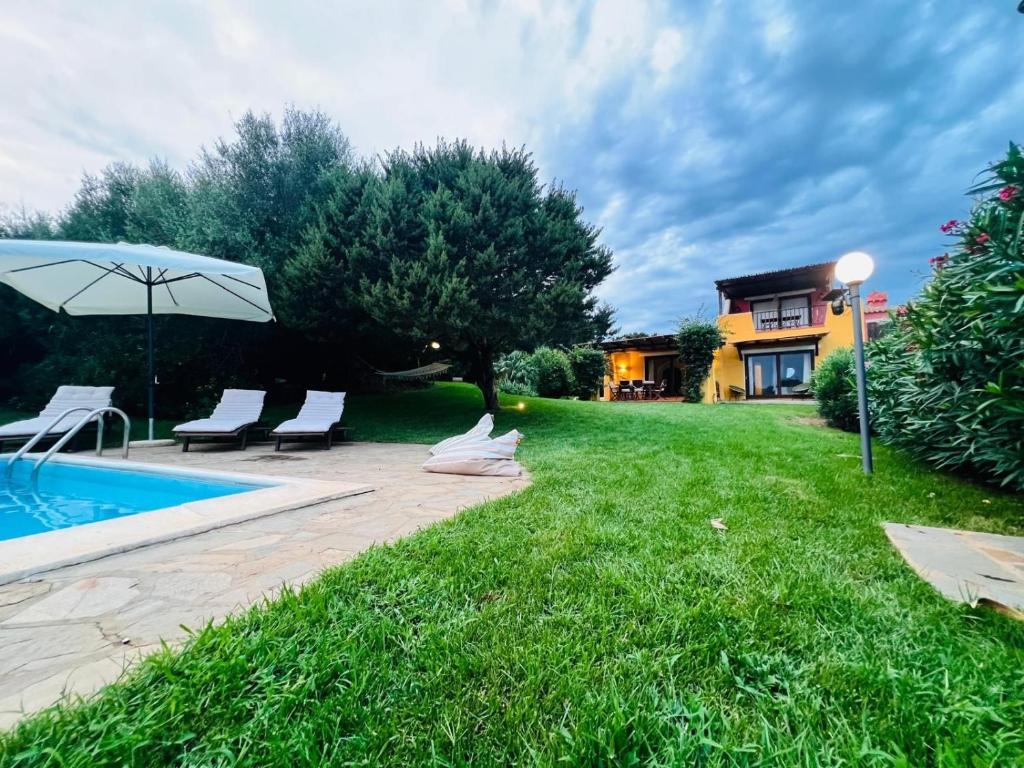 a backyard with a swimming pool and a house at Villa Sole con piscina privata in Cuile Pazzoni