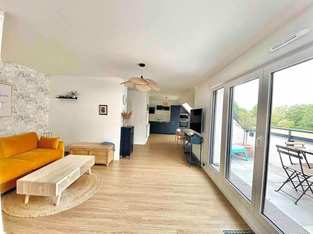 a living room with a couch and a large window at Appartement Vue Château - parking privé - 80m2 - Vaugueux Caen in Caen