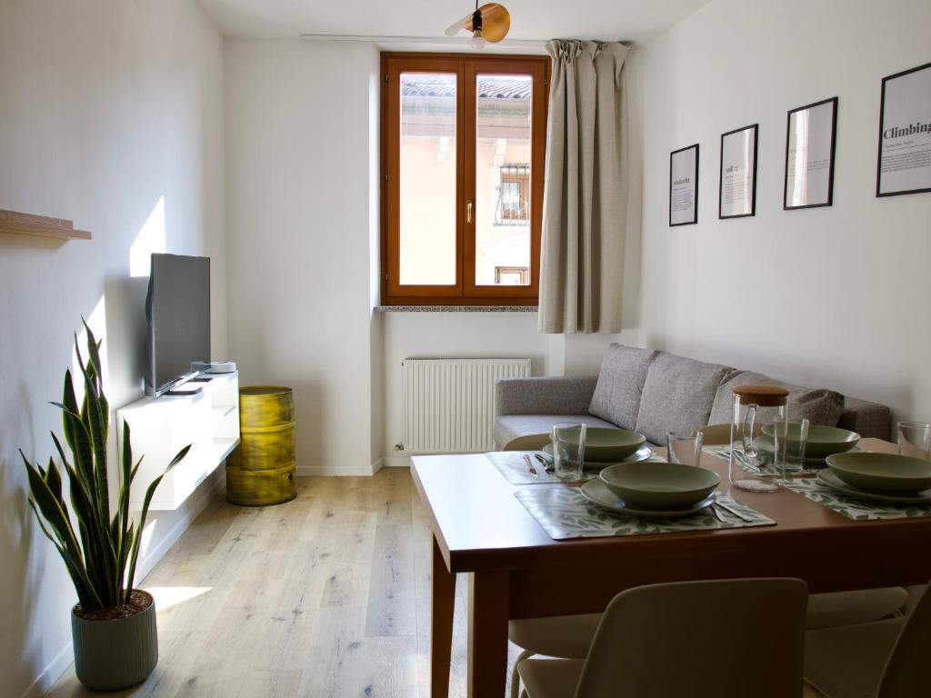 a living room with a table and a couch at Appartamenti Ventuno in Riva del Garda