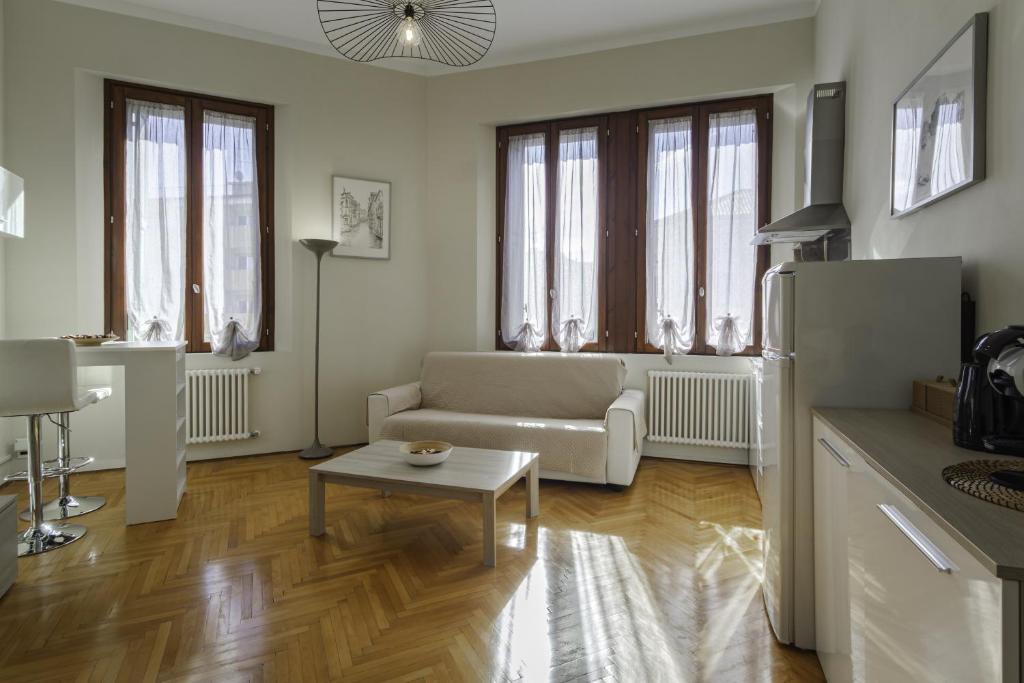 a living room with a couch and a table at TONIOLO VENICE ROOMS in Mestre