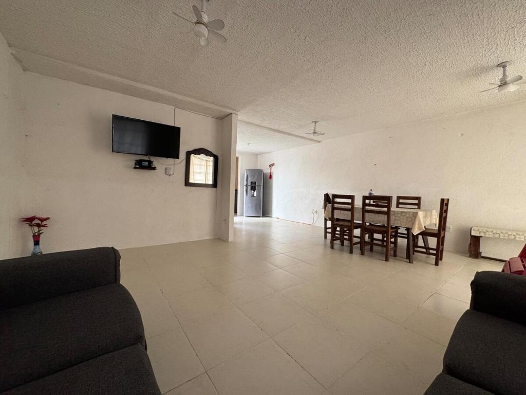 a living room with a couch and a table at Refugio de mar y arena in Acapulco
