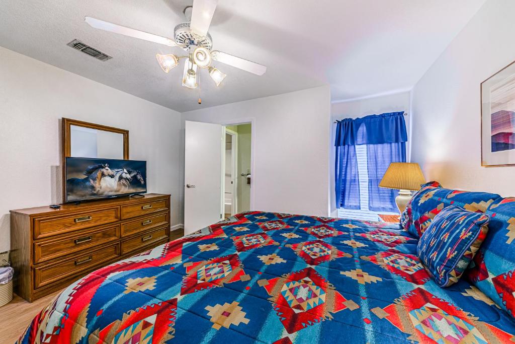 a bedroom with a bed and a ceiling fan at North Street Escape in Ruidoso