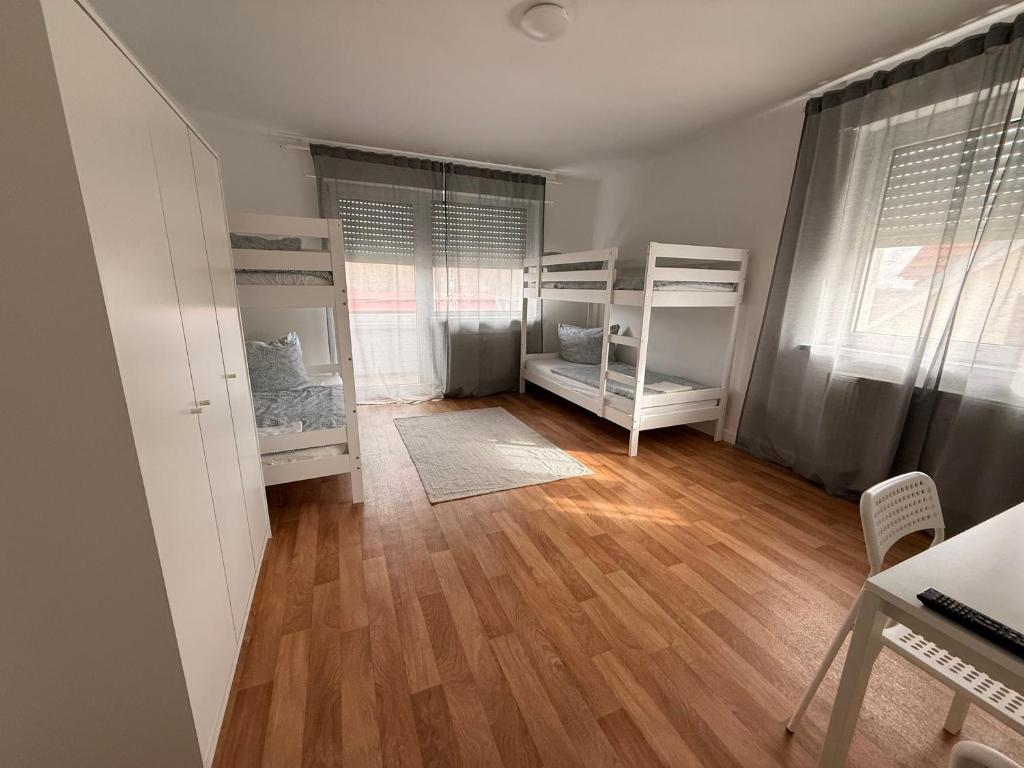 a room with two bunk beds and a wooden floor at Ferienwohnungen Uhrturm in Oppenheim