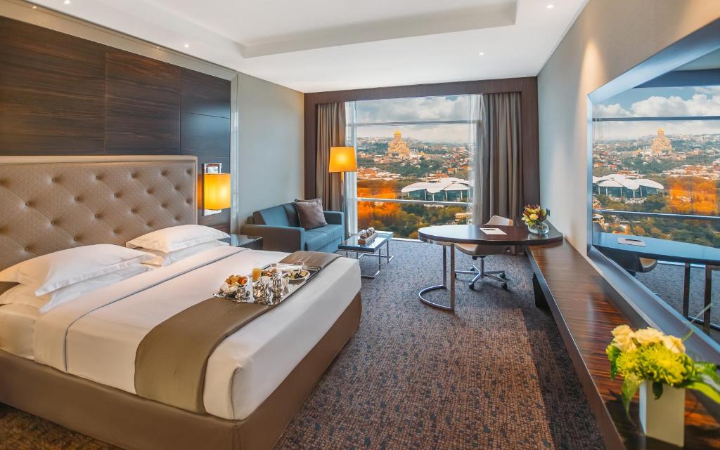 Postel nebo postele na pokoji v ubytování The Biltmore Tbilisi Hotel