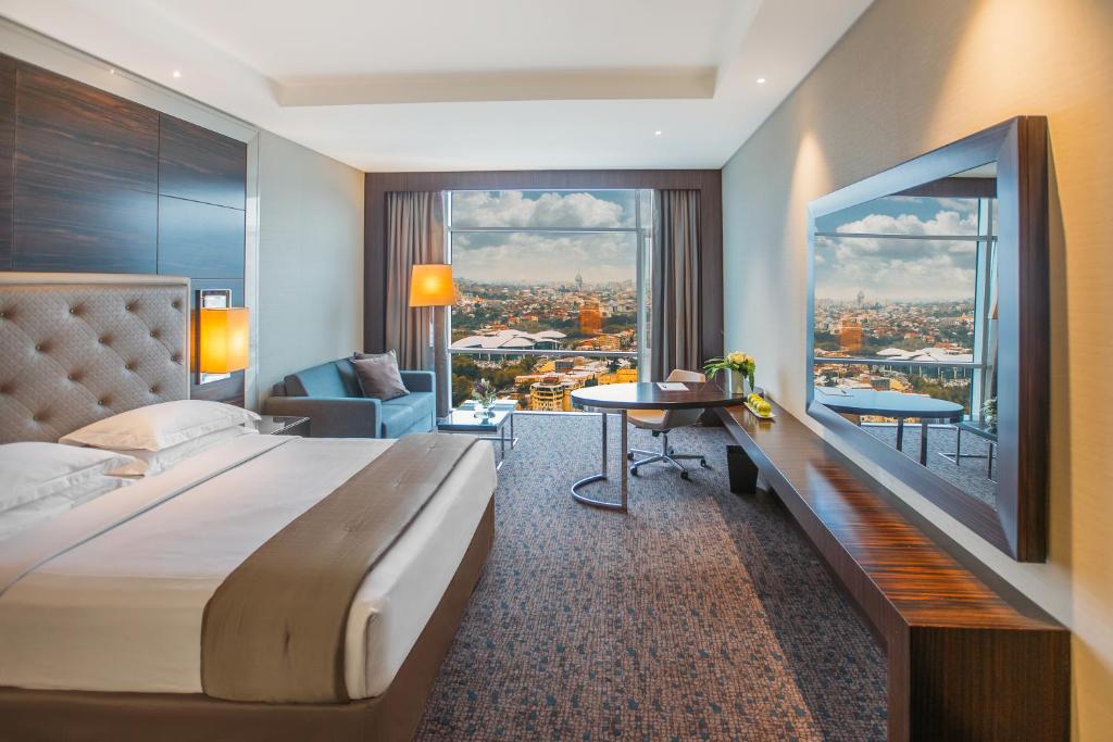 Postel nebo postele na pokoji v ubytování The Biltmore Tbilisi Hotel
