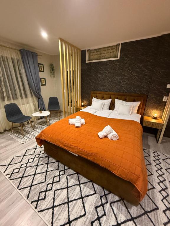 ein Schlafzimmer mit einem Bett, auf dem zwei Handtücher liegen in der Unterkunft Sofhia home in Târgu Mureș