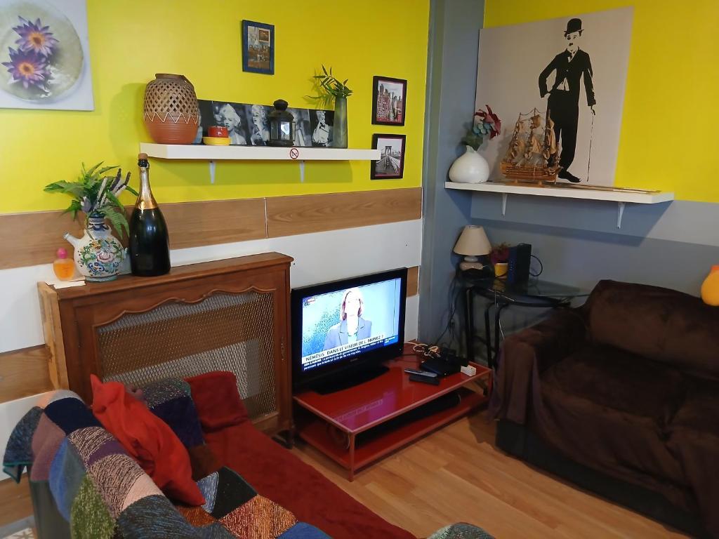 Guest house 40 m2 pour 1,2,3 personnes-Rez de Chaussée sur Rue et Patio-Séjour,Cuisine,SDB,Chambre avec Lit double-2 canapés lit japonais et matelas gonflable-Entrée côté Rue Berzélius-4 m du Métro Brochant lig13- Bus 31,54,74 ers sites touristiques