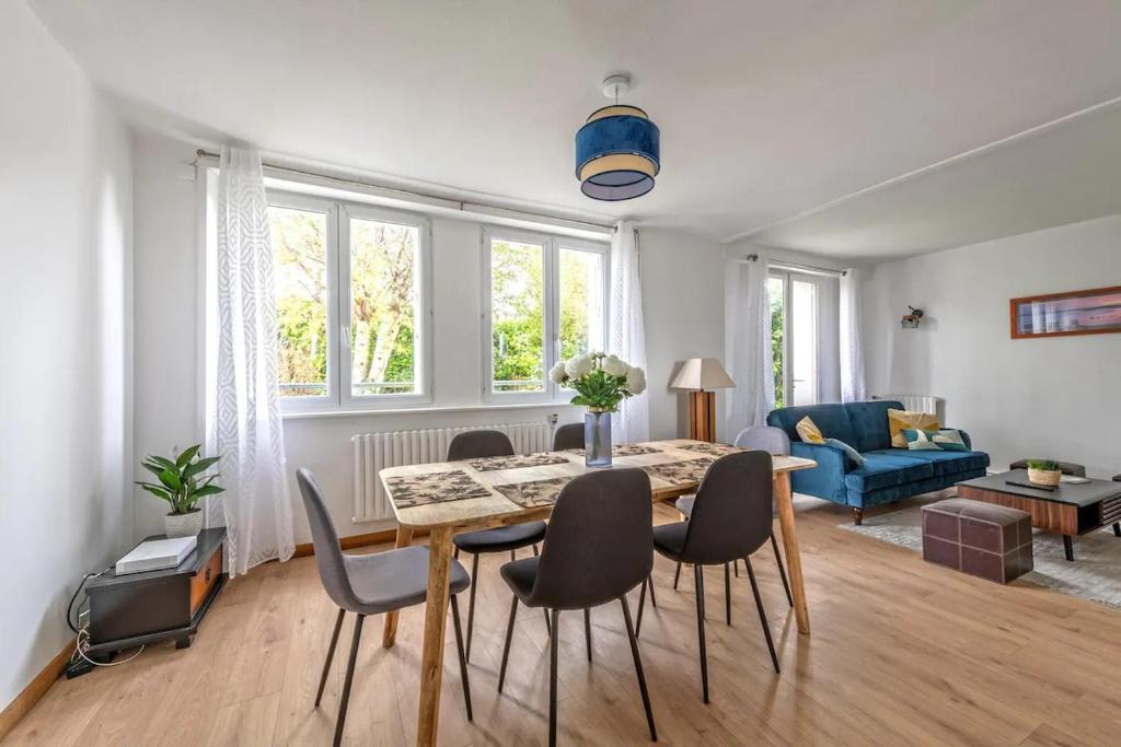 a living room with a table and chairs at Maison Charme, Jardin, Brest in Le Relecq-Kerhuon