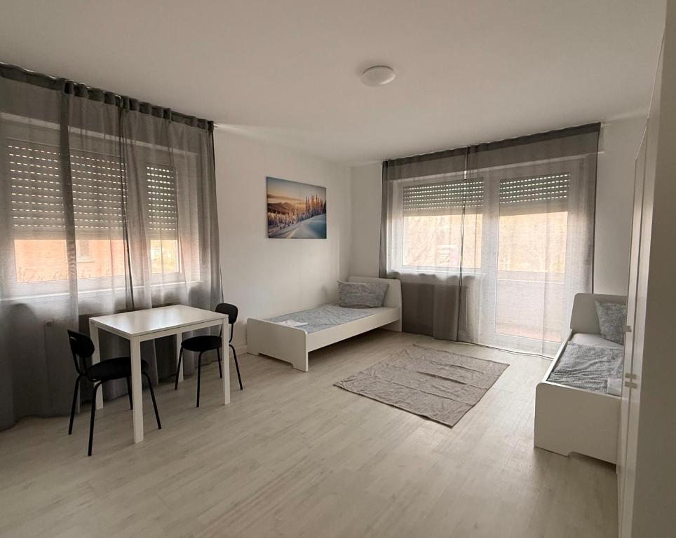 a living room with a bed and a table and chairs at Ferienwohnung Rheinglück in Oppenheim