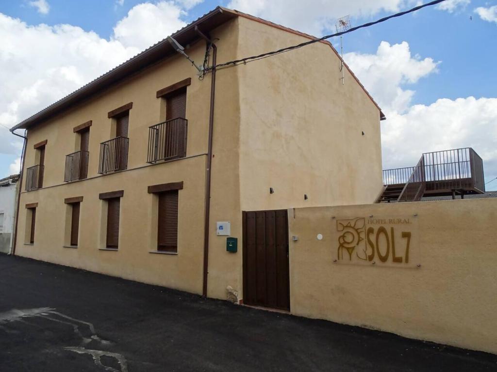 a building with graffiti on the side of it at Hotel Rural Sol 7 in Piedrahita de Castro
