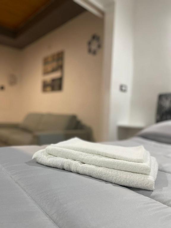 two white towels sitting on top of a bed at Luma Sixty nine in Alcamo