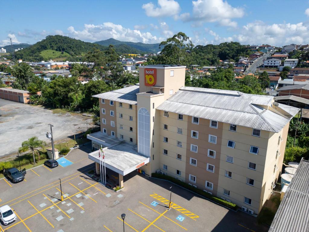 an overhead view of a building with a parking lot at Hotel 10 Blumenau in Blumenau
