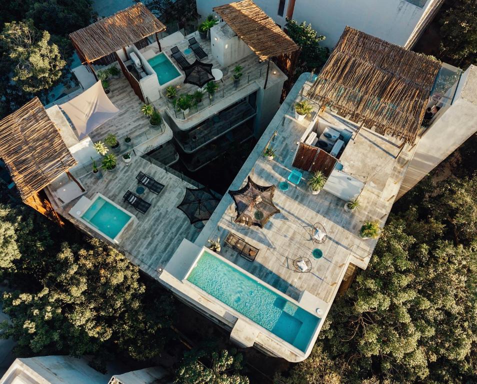 Een bovenaanzicht van een huis met een zwembad. bij NAJ Tulum in Tulum