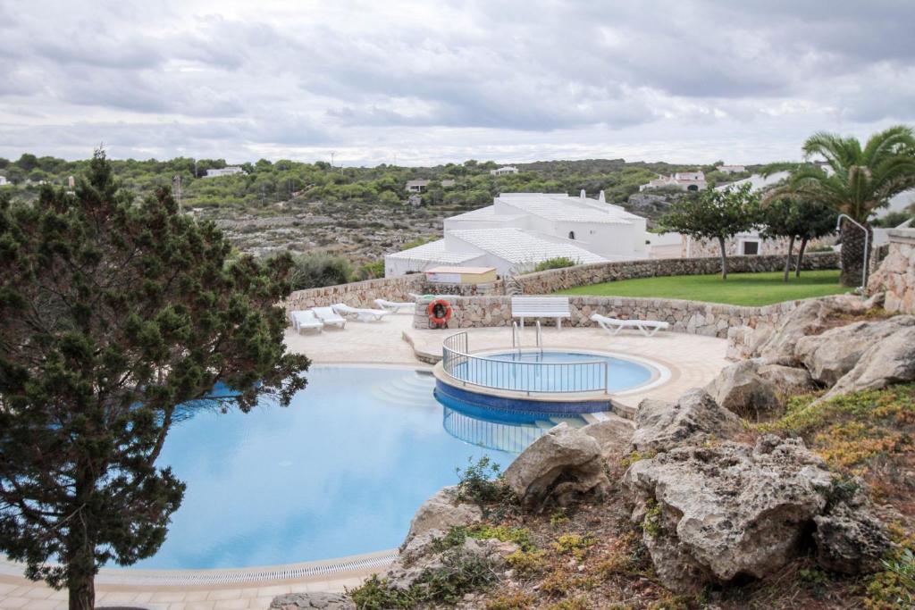 vista sulla piscina di un resort di Villas Es Brucs a Cala Morell