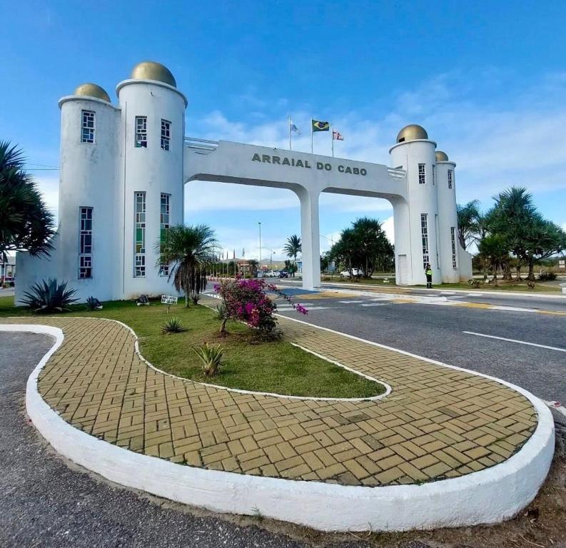 a building with an arch in front of a road at Condomínio Aparte Hotel Laguna in Arraial do Cabo