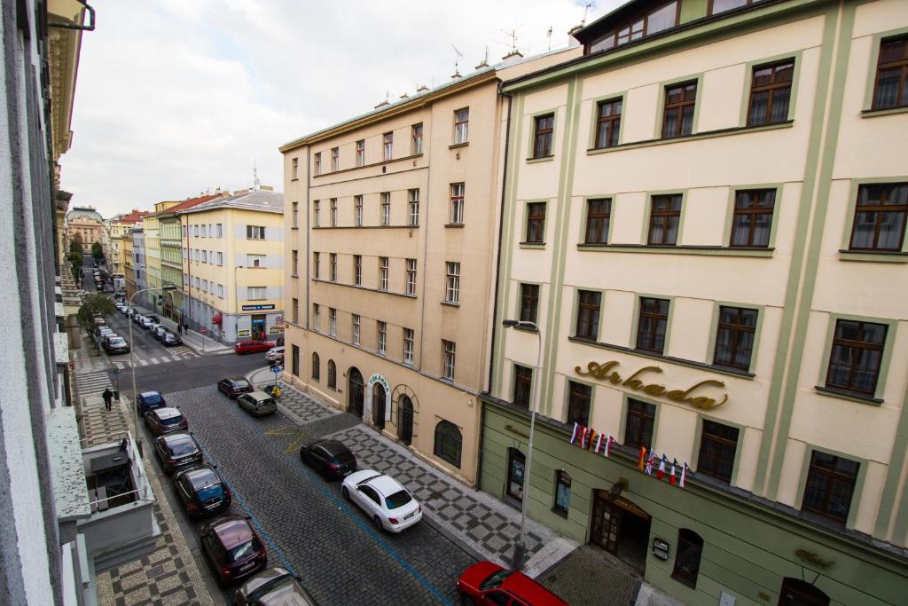 widok na ulicę miejską z budynkami w obiekcie National Museum Apartment by Ruterra w Pradze