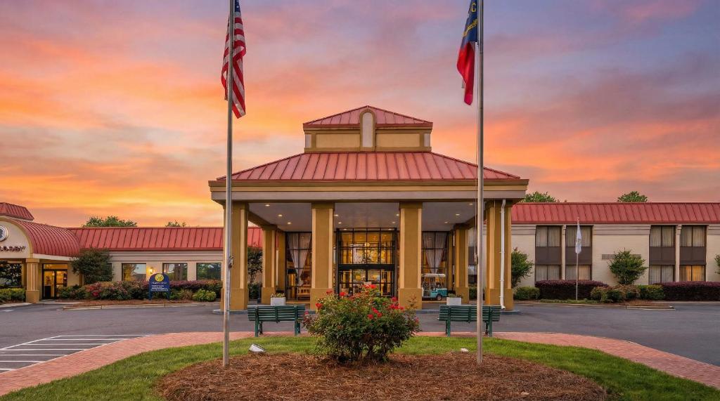 Village Inn Clemmons-Winston Salem, Trademark by Wyndham - Housity