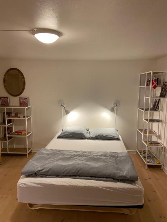 a bedroom with a large bed in a room at Værelse med eget køkken og bad in Esbjerg