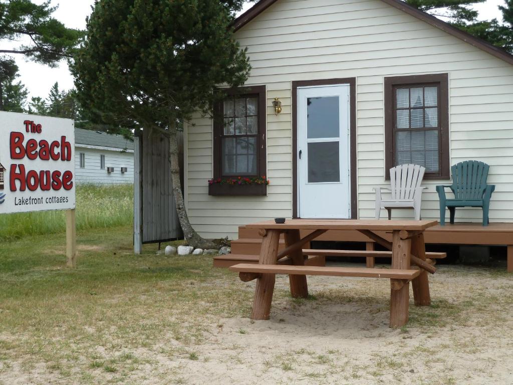 Gallery image of Beach House Lakeside Cottages in Mackinaw City