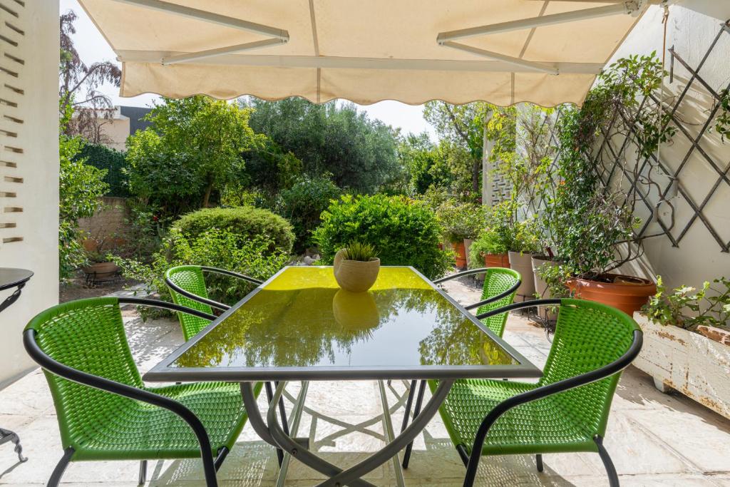 Comfortable garden Apt near Vouliagmeni beach