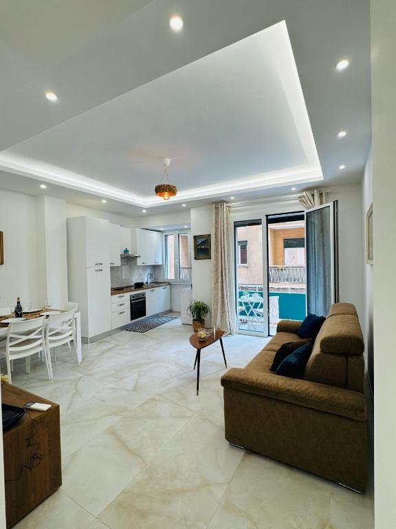 a living room with a couch and a kitchen at Casa di Ale in Rapallo