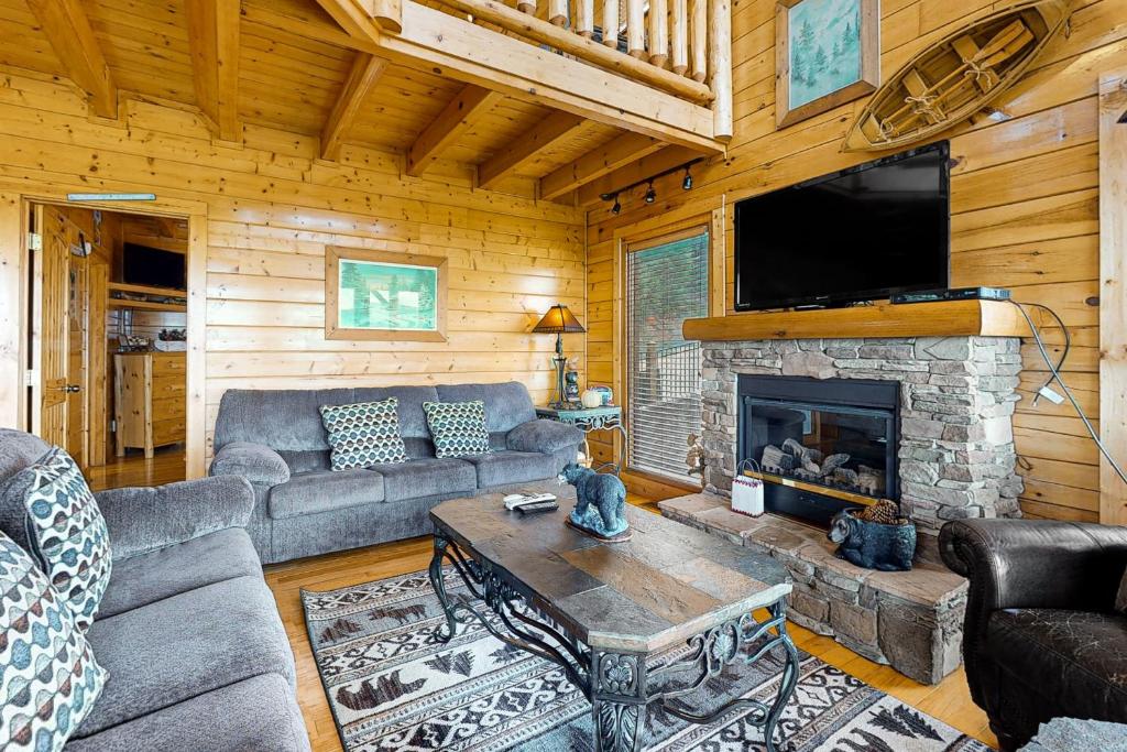 Photo inspiration: Visual Reference: Off The Grid Mtn Cabin Sleeps 10 Game Table Views