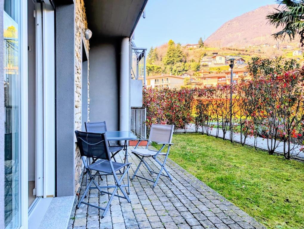 a patio with a table and chairs on a balcony at Appartamento Via Filatoio 9 in Domaso