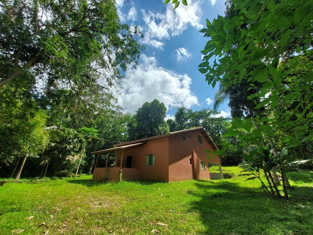 a small house in the middle of a field at Casa Petar Betari in Iporanga