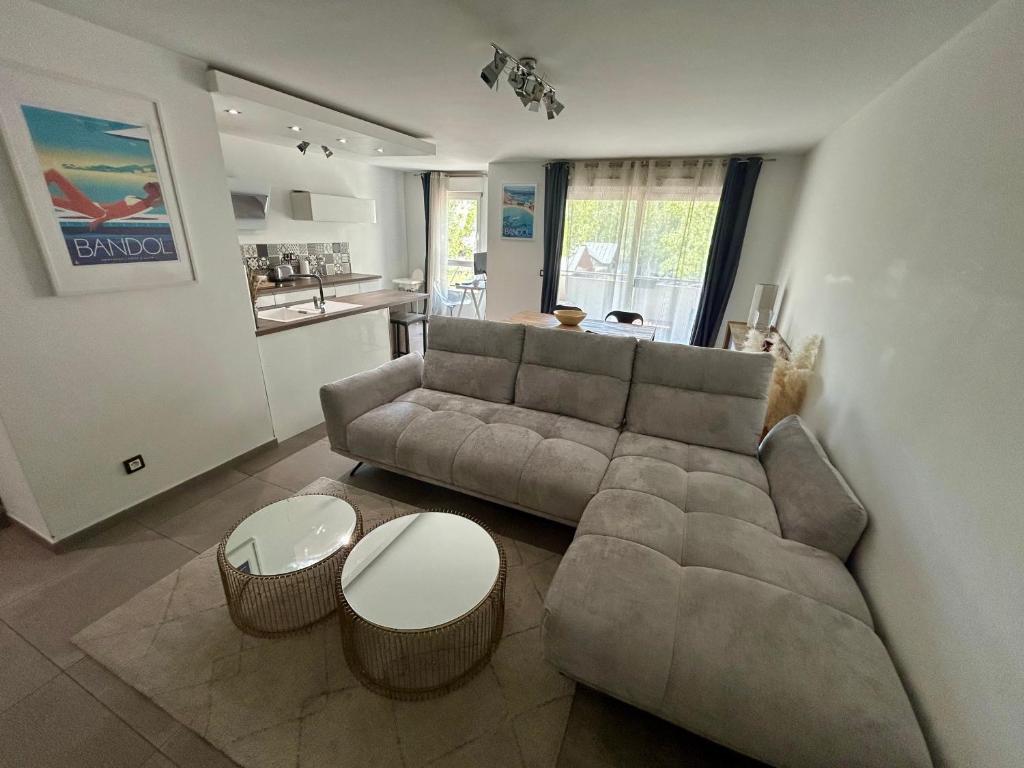 Modern City Center apartment with parking, terrasse & Air Conditioning !