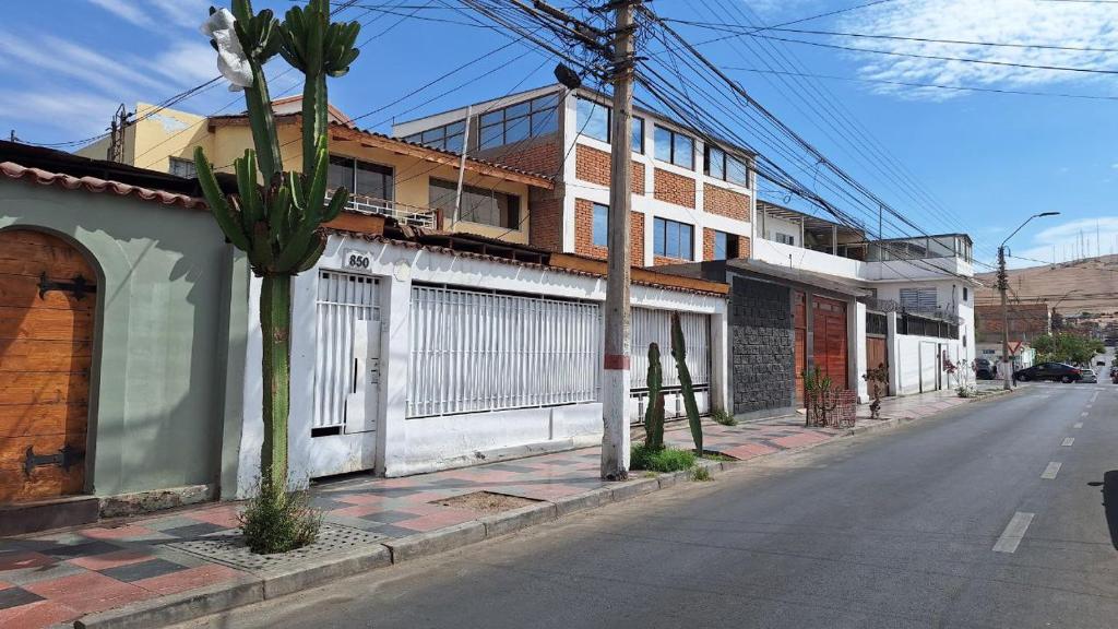 a street with a building on the side of the road at Casa centro de Arica in Arica