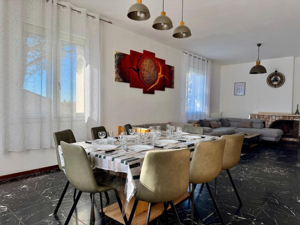 a dining room with a long table and chairs at L'Horizon de la Cité in Carcassonne