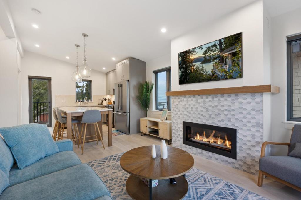 a living room with a couch and a fireplace at Saratoga Beach Villa 4 in Oyster Bay