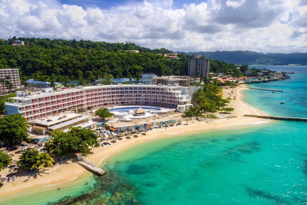 een luchtzicht op een resort en een strand bij Royal Decameron Cornwall Beach - All Inclusive in Montego Bay