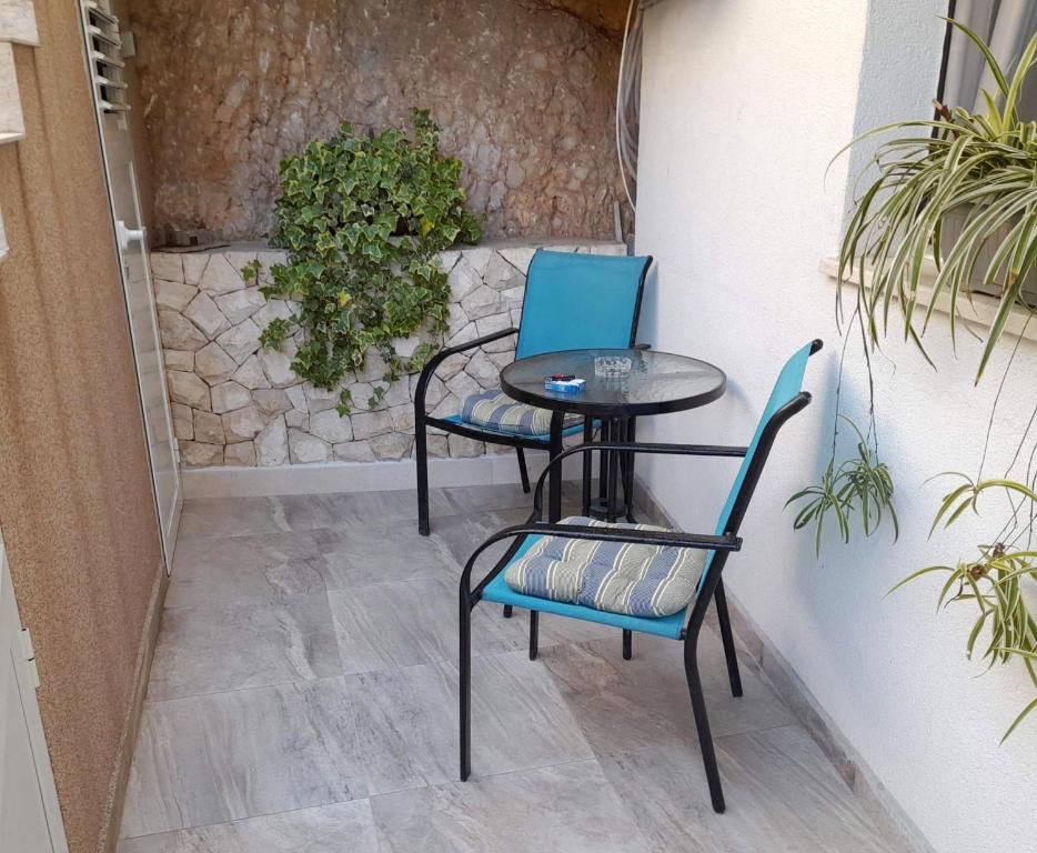 two chairs and a table and a table and chairs at Apartment Zavalatica 184c in Čara