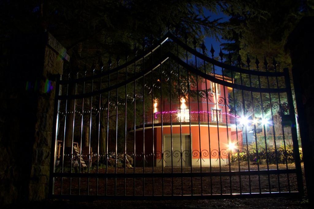 un edificio con cancello di notte con luci di Etna Nord House a Linguaglossa