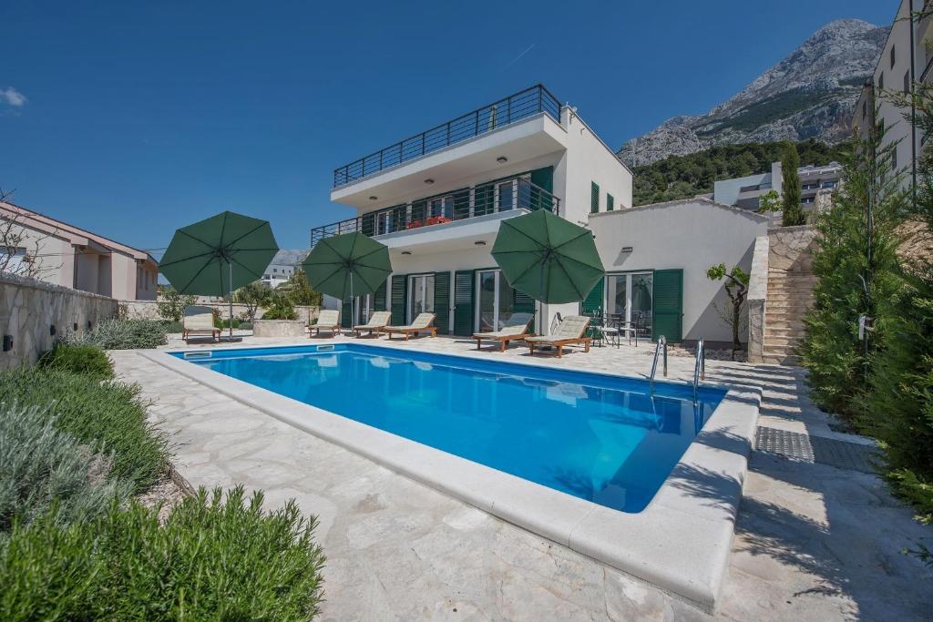 Family friendly house with a swimming pool Makarska - 25219