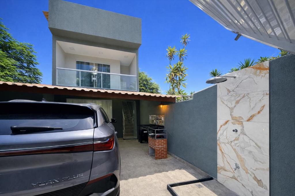 a car parked in front of a house at Casa do Sol - 300M da Praia - Ar condicionado in São Pedro da Aldeia